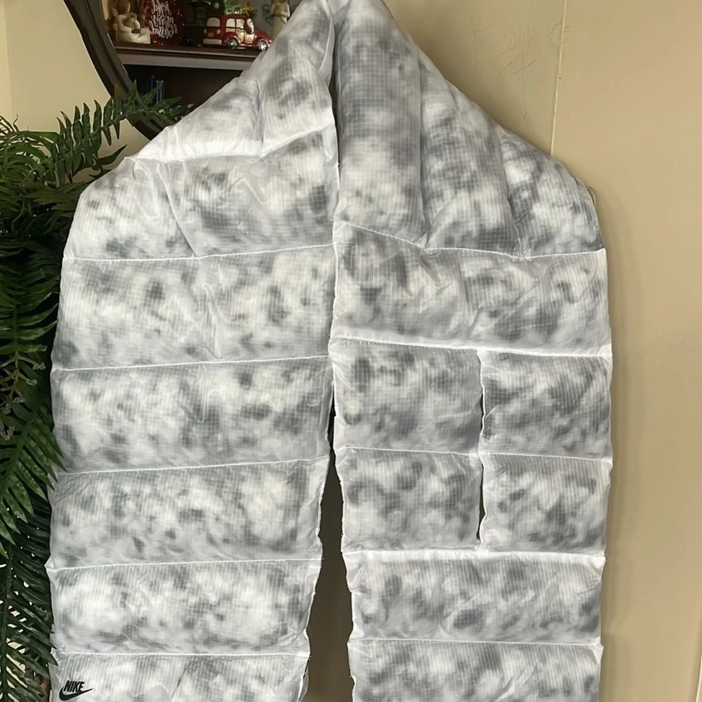 Brand New Nike Insulated Scarf Thermore Eco Down Fiber Thermal Gray White Marble